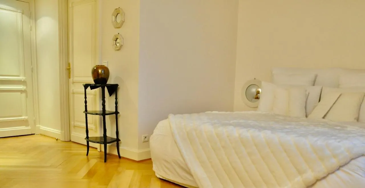 Au Champs Elysees Apartment Paris
