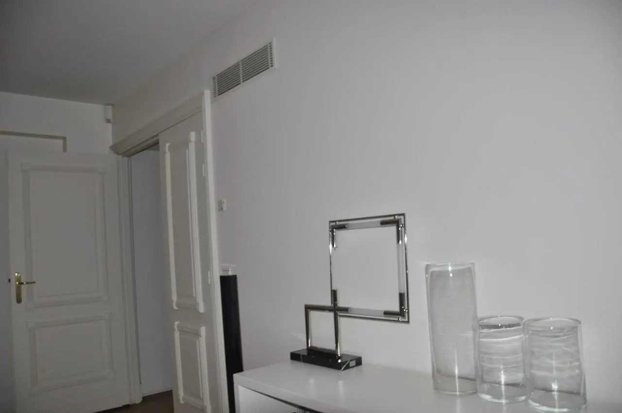 Au Champs Elysees Apartment Paris