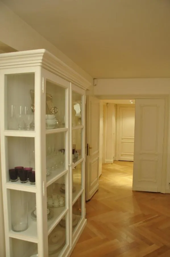 Au Champs Elysees Apartment Paris