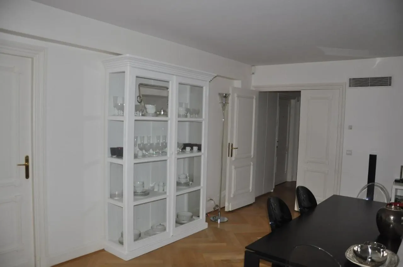 Au Champs Elysees Apartment Paris